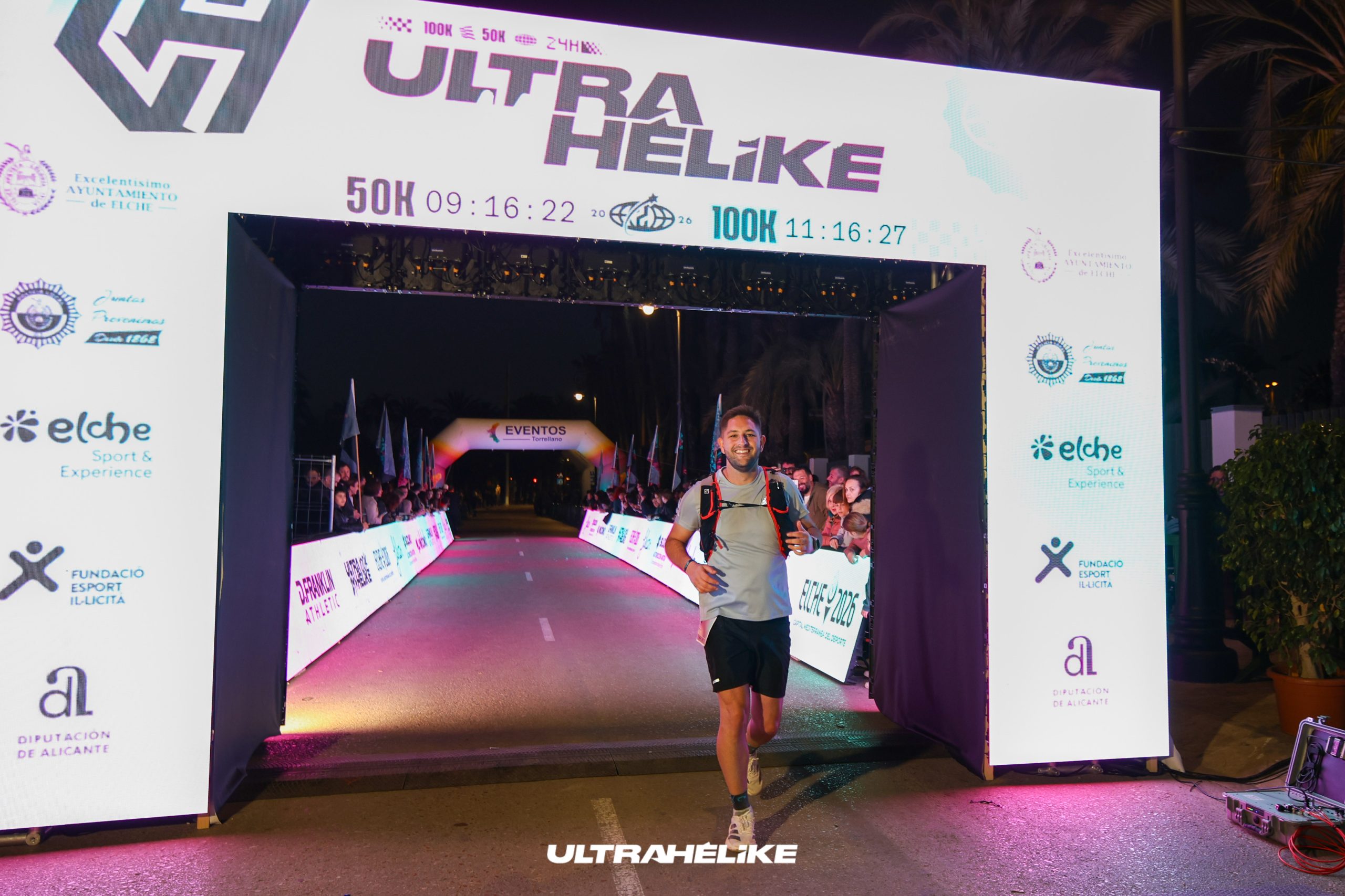 Corredor entrando en meta en la UltraHelike 50k de Elche